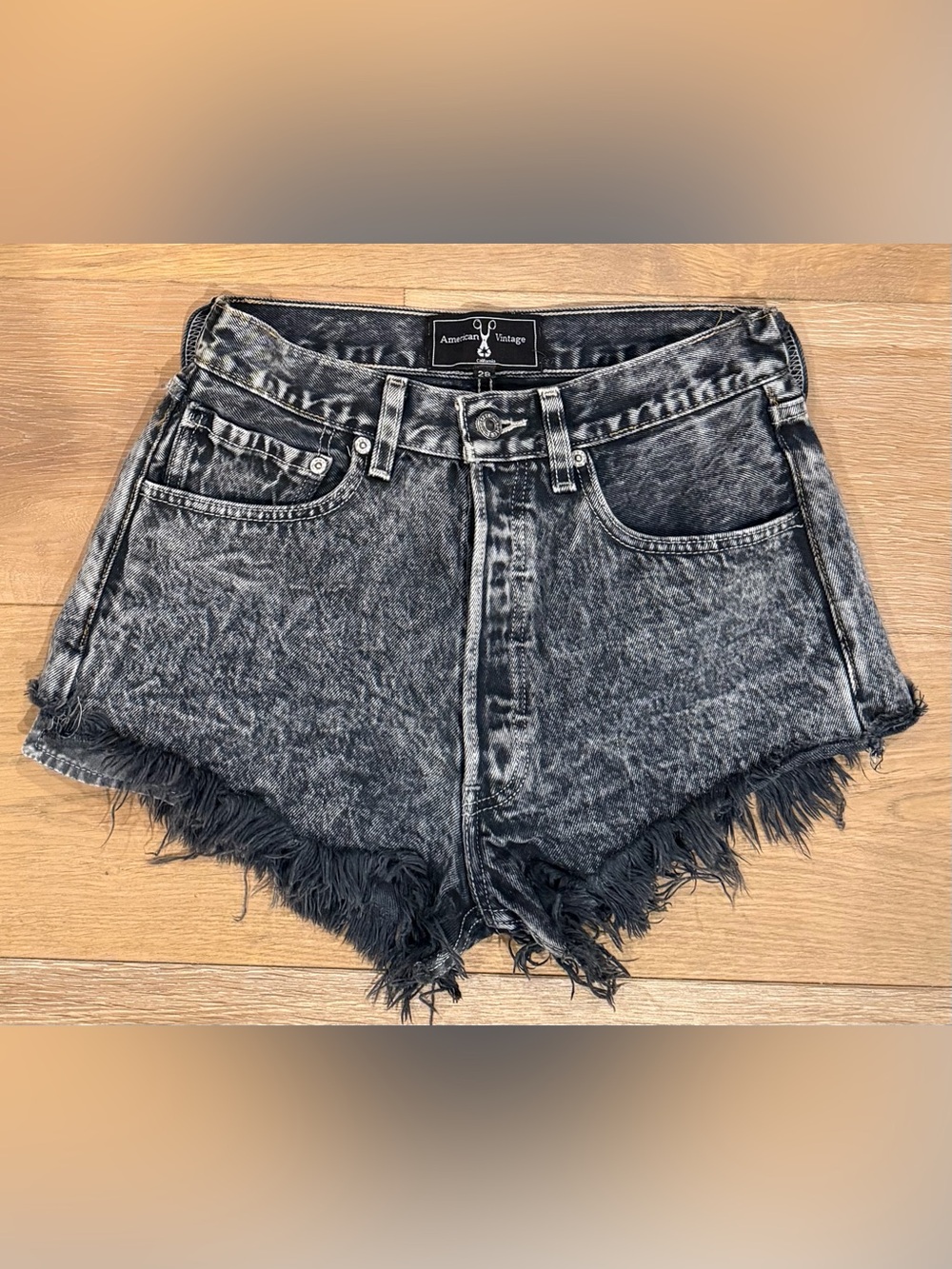 LEVI’S American Vintage Acid-Wash Cutoff Frayed Denim Shorts Womens Sz 28